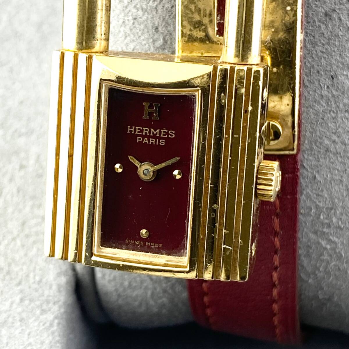 【1円〜】HERMES エルメス 腕時計 レディース ケリーウォッチ レッド文字盤 ゴールド ○T刻印あり 可動品_画像1