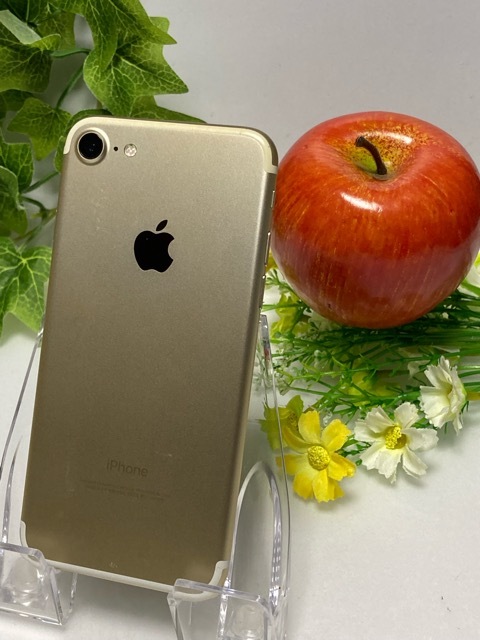 アップル Apple iPhone 7 128GB A1779 MNCM2J/A ゴールド 利用制限〇 ドコモ SIMロック解除済 ※右上角ヒビ A5699の画像1