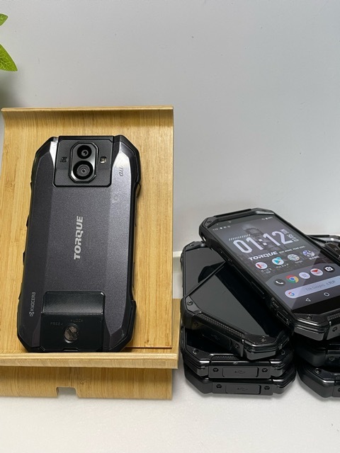 京セラ TORQUE G04 au SIMロック解除済 KYOCERA KYV46 ブラック 中古 液晶面キレイ スマホ 本体・電池パック KYV46UAA 特価_画像2