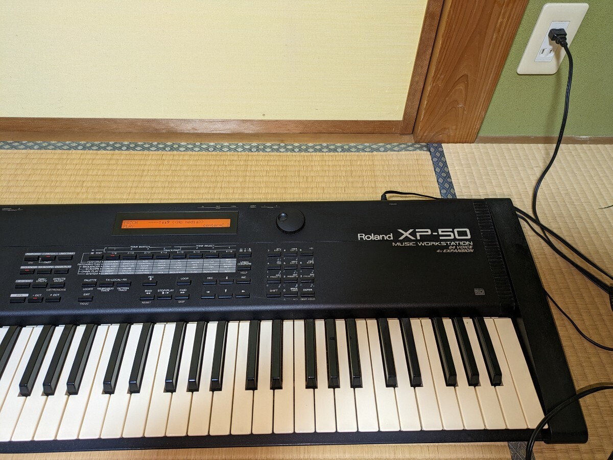 【中古】Roland ローランド XP-50 シンセサイザー MUSIC WORKSTATION 通電確認済み 他未確認 ジャンク品 ミュージックワークステーションの画像2