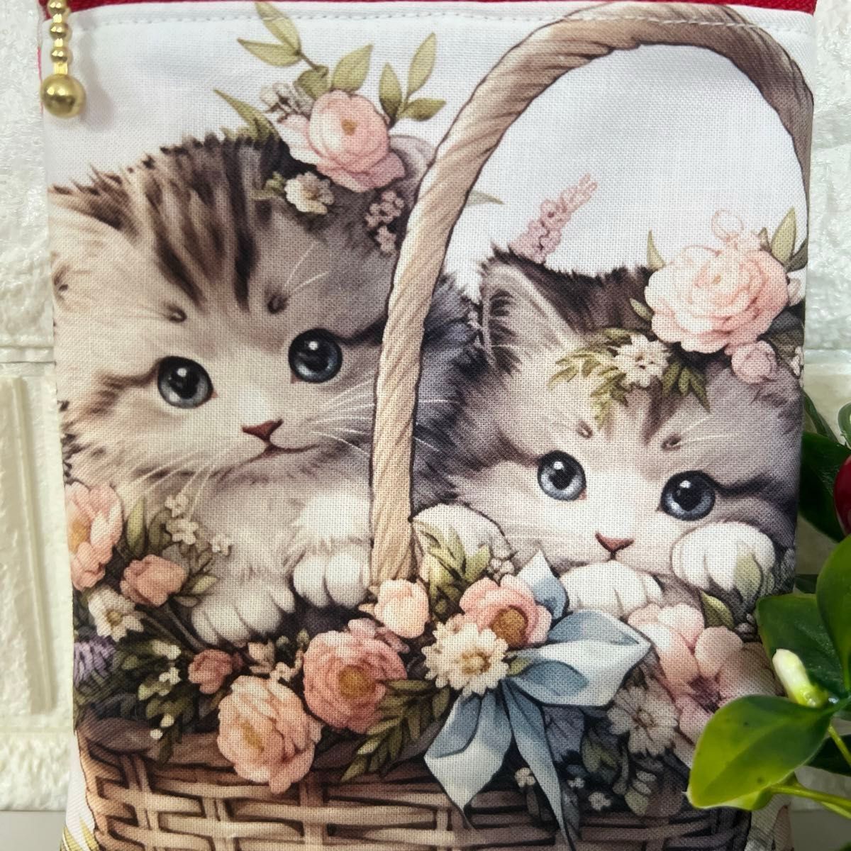 [103] 花飾りを付けた2匹の猫ちゃんスマホポーチ・ハンドメイド パネル生地