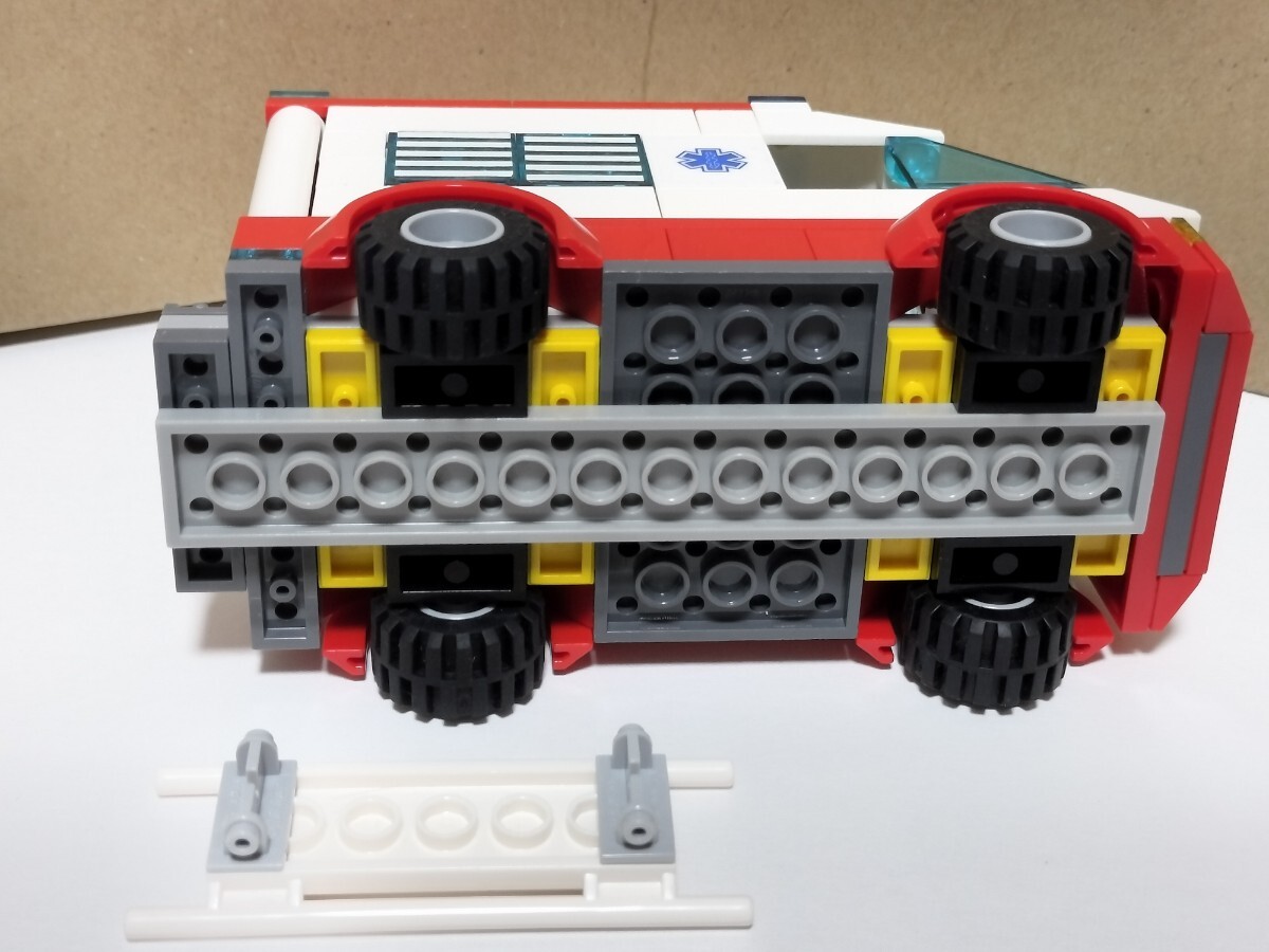 送料無料即決希望 LEGO CITY 60023 スターターセット 救急車のみ 働く車 タイヤ ドア トビラ タンカー プレート レゴ 絶版 の画像9