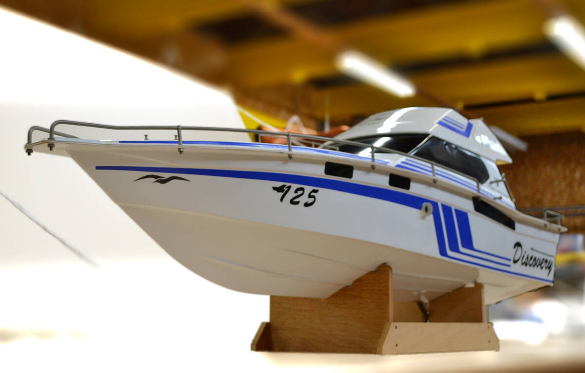 地球堂模型 DISCOVERY セミスケール・レーシングボート・ゼノアG260PUM搭載済完成艇 26ccガソリンエンジンクルーザーの画像4