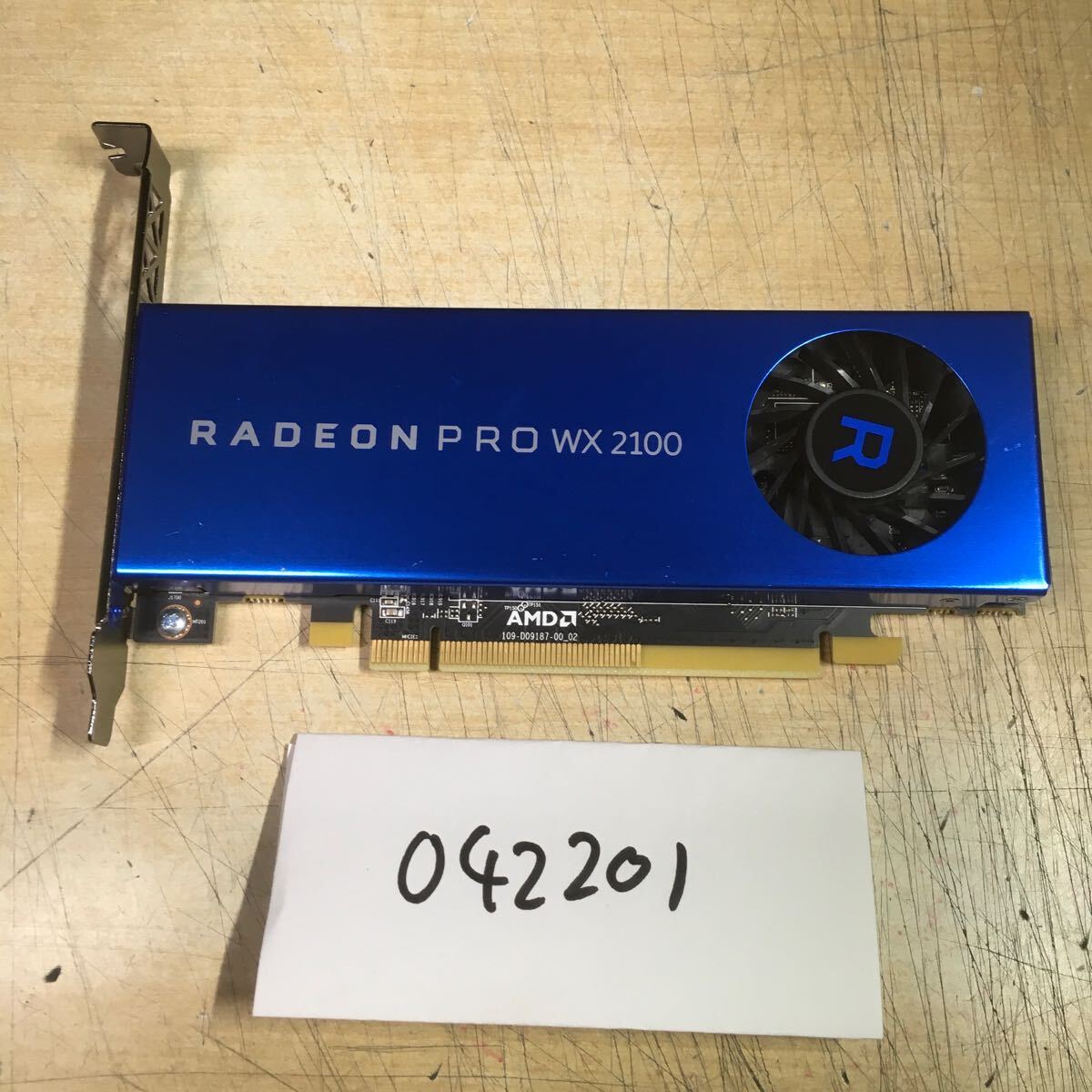 【送料無料】(042201C) AMD RADEON PRO WX 2100 2GB GDDR5 グラフィックボード 中古品 の画像1