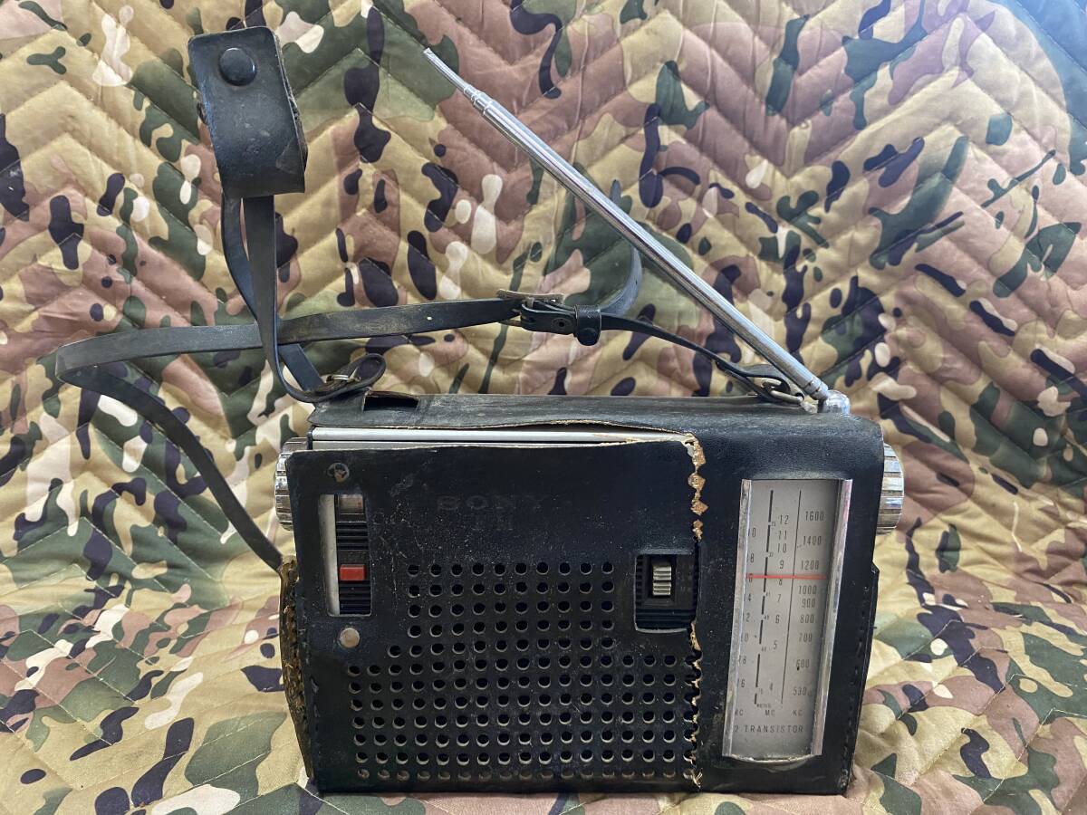 J4358 SONY トランジスタラジオ TFM-110F 通電後ザザザ音確認 現状品の画像1