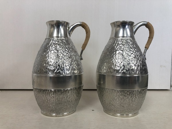 Y 【中古品】 Y【中古品】本錫 錫製 酒器 徳利２個＆猪口５個 酒器セット 木箱付きの画像2