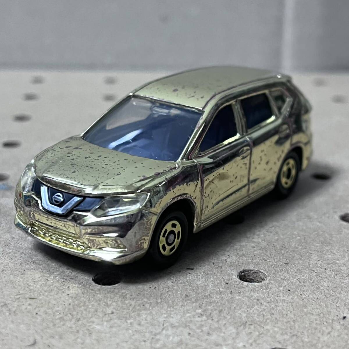 トミカ 非売品 日産エクストレイル 絶版 ルース 金メッキ の画像1