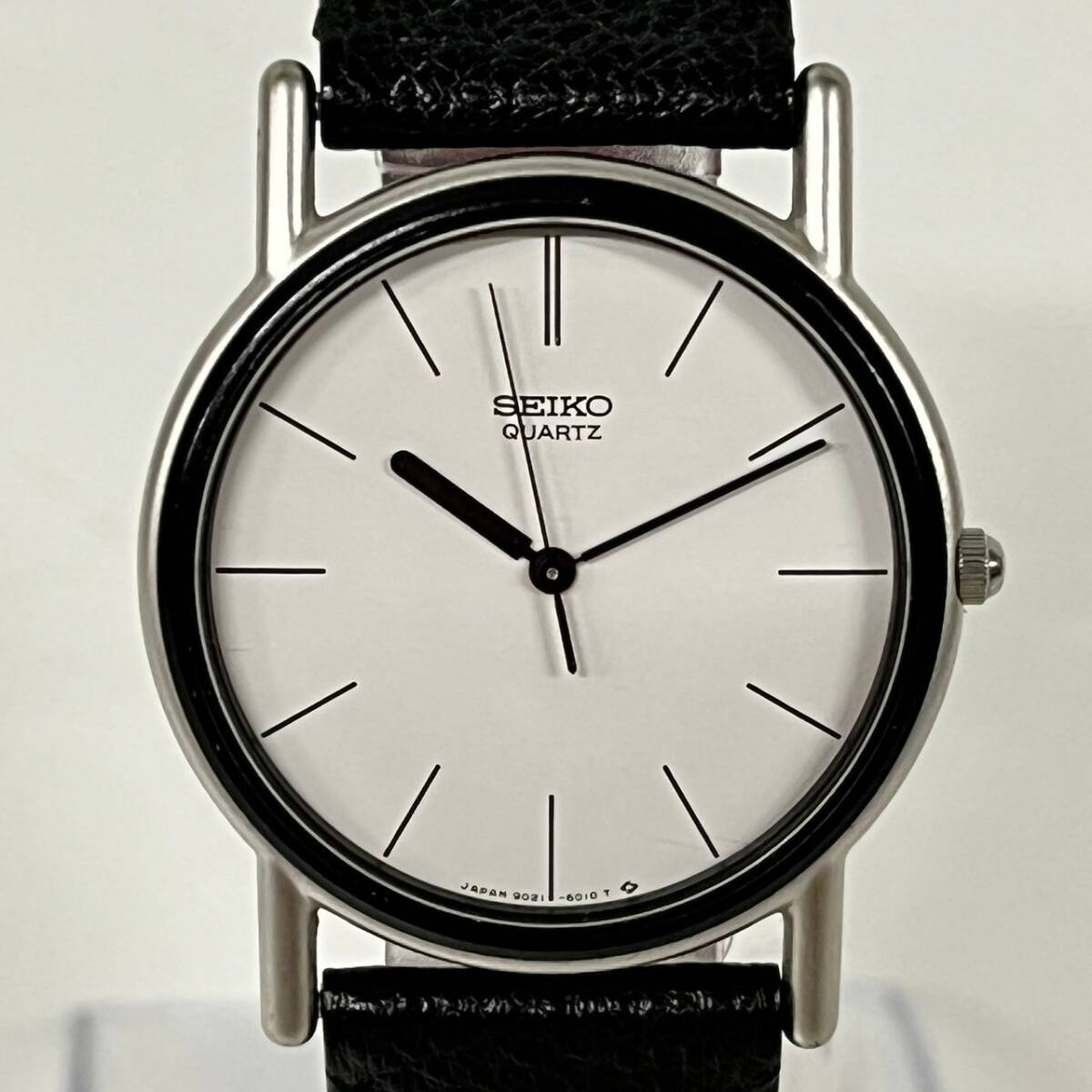 1円~【実動】セイコー SEIKO シャリオ 9021-6010 クォーツ メンズ腕時計 ホワイト文字盤 ラウンドフェイス 3針 純正 ベルト 尾錠 G102050の画像1