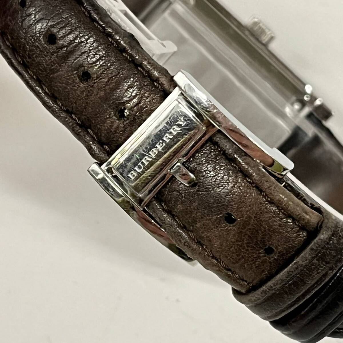 1円~【実動】バーバリー BURBERRY BU8001 クォーツ レディース腕時計 アイボリー文字盤 スクエア 2針 スイス製 純正 ベルト 尾錠 G123111の画像6