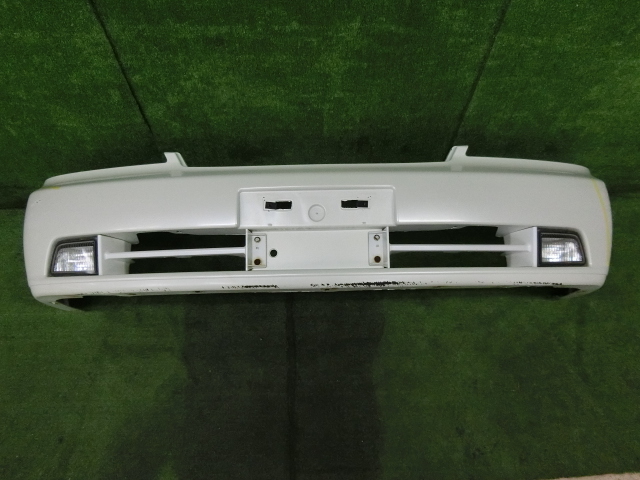 ニッサン 日産 ローレル メダリスト ・HC35 H13年式・フロントバンパー・フォグランプ・コーナリングランプ付・QT1 ホワイトパール 白_画像1