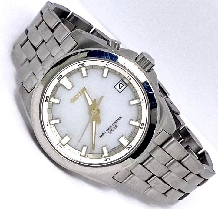 SEIKO　セイコー　電波ソーラー　腕時計　チタン　軽量　ダイヤシールド　ルミブライト　ホワイト文字盤　ゴールド針　66000円