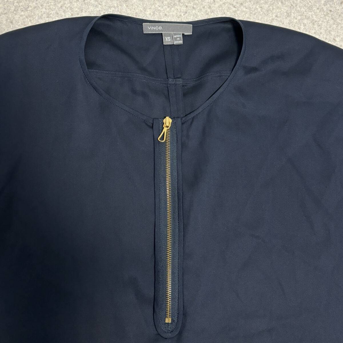 H212/ VINCE. silk 95% Drop shoulder navy blue navy blouse vi ns