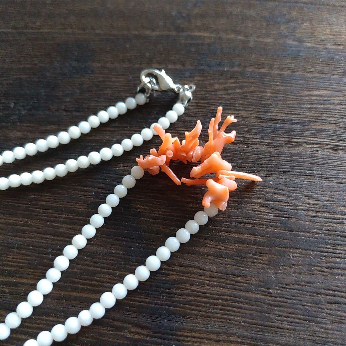 ホワイトシェルと珊瑚のネックレス