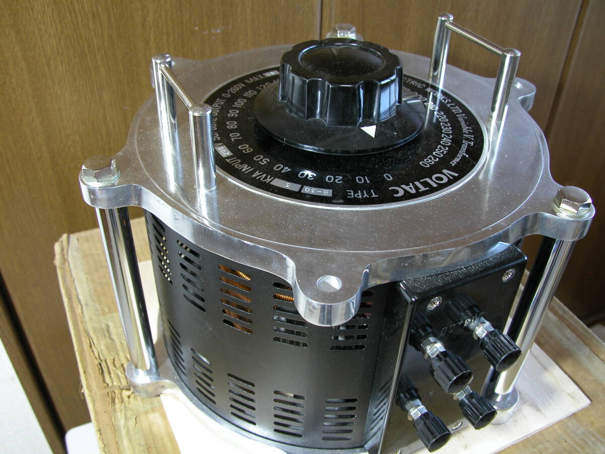 電圧調整器 横山電機製 型名B-30型(中古) 入力電圧200V、出力電圧0～260V 15A 容量３KVAの画像3