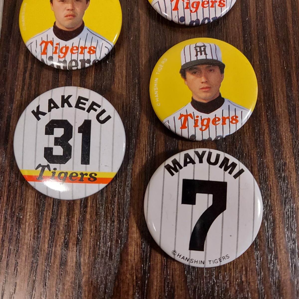 当時物 昭和レトロ 阪神タイガース 掛布 真弓 缶バッジ キーホルダー 甲子園球場 背番号 キーリング_画像3