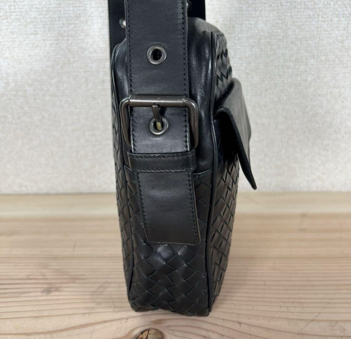 1円 美品 BOTTEGA VENETA ボッテガヴェネタ イントレチャート メンズ ショルダーバッグ ポシェット サコッシュ レザー ブラック  7318の画像7