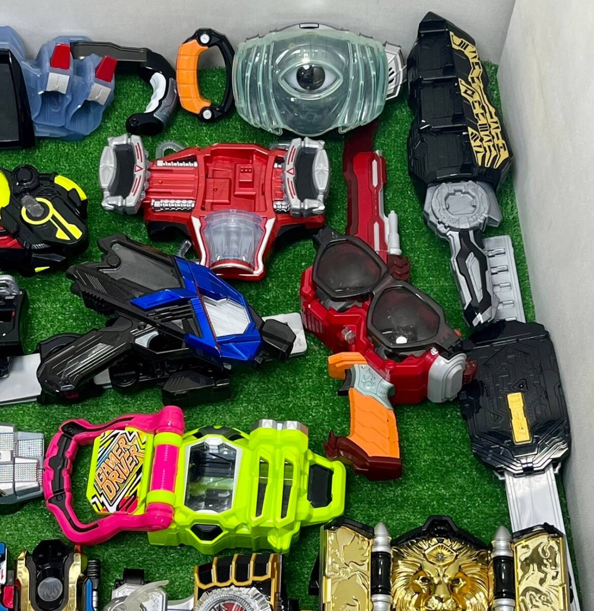 ○32-140 仮面ライダー 変身ベルト 強化 アイテム 大量 まとめて クウガ セイバー ウィザード エグゼイド ゼロワン フォーゼ 鎧武 武器 DXの画像4