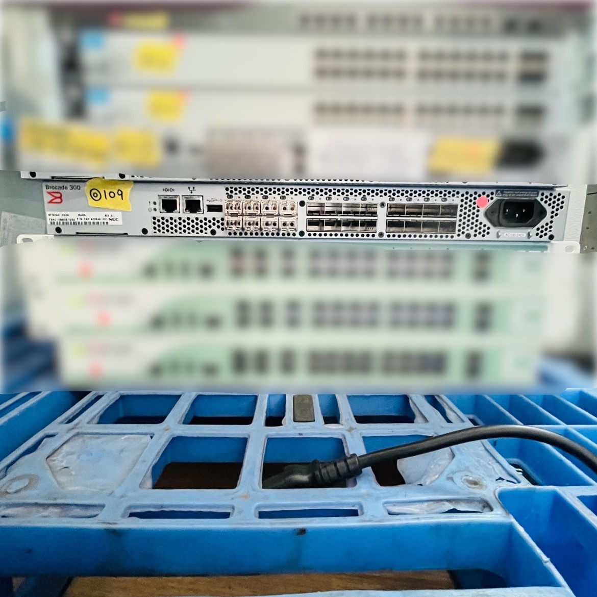 ◎109【通電OK】Brocade 300 JP-310-B-0008 FC ファイバー チャネル スイッチ USBポート SAN イーサネット ブロケード ネットワーク_画像2