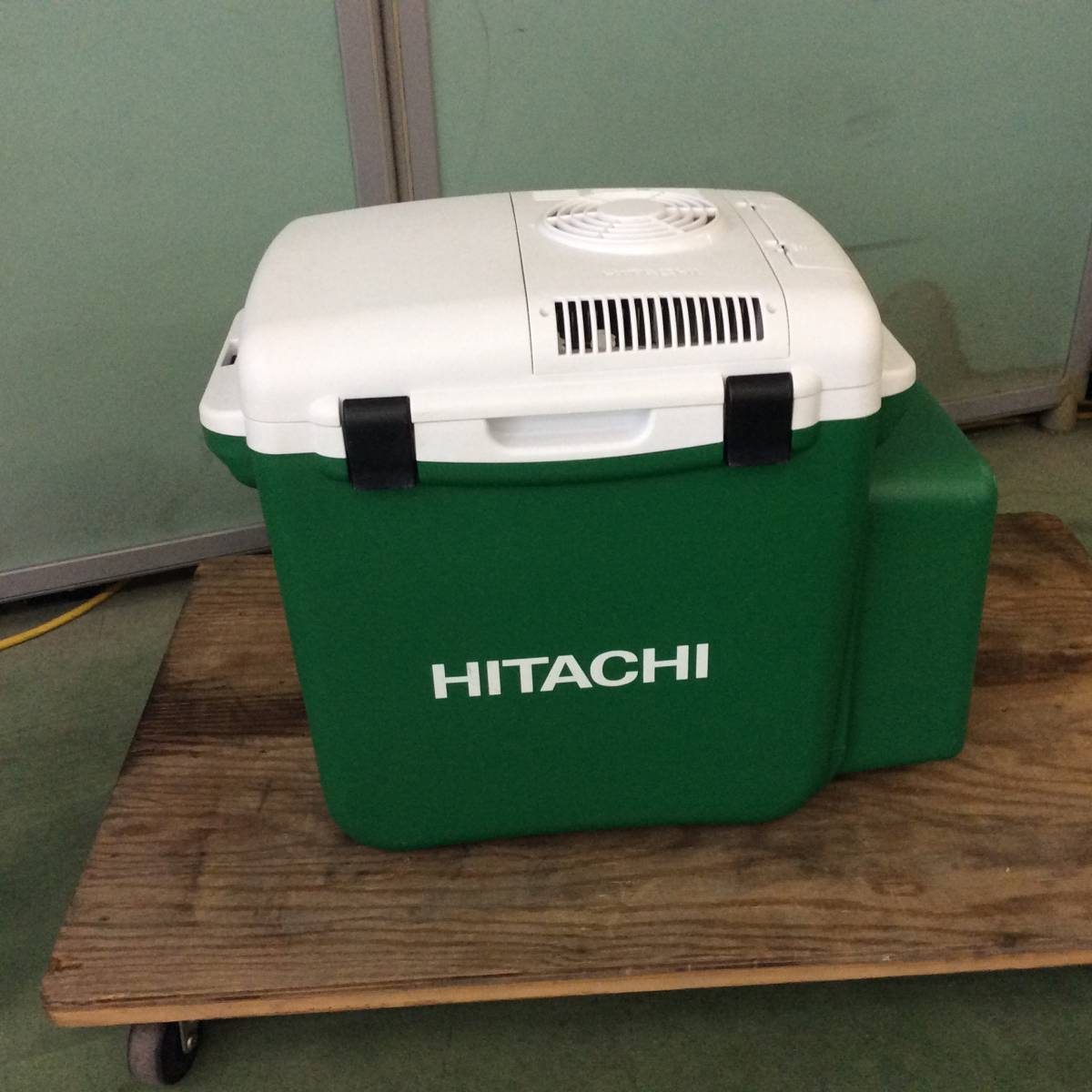 【RH-7389】中古品 HITACHI 日立工機 コードレス冷温庫 UL18DSL 本体のみ 内容積 約25L_画像1