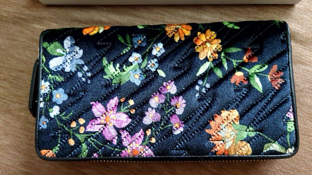 新品未使用】Vivienne Westwood 長財布 花柄 ヴィヴィアン 新品未使用】Vivienne Westwood 長財布 花柄 ヴィヴィアン