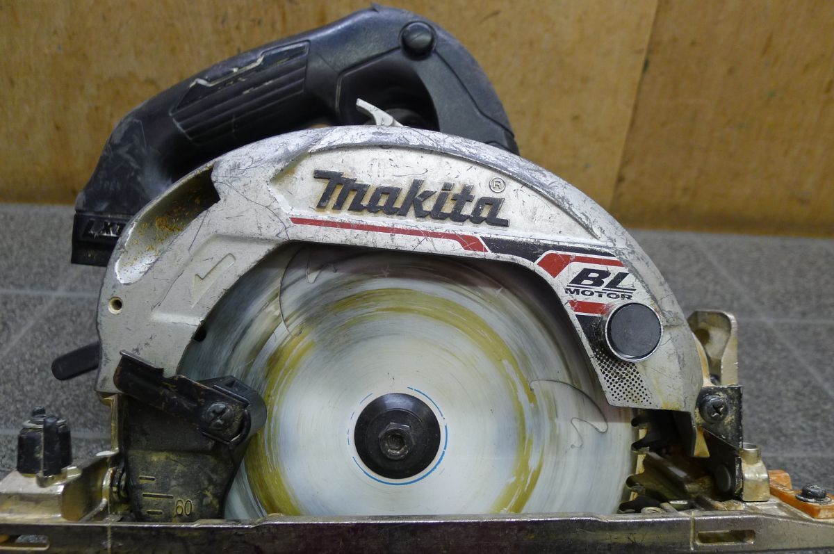 CC1095 makita 165mm充電式マルノコ HS631D 18V 使用できる丸ノコ:木工用 超硬 切断 加工 コードレス バッテリー無 現状品 大工道具/100_画像4