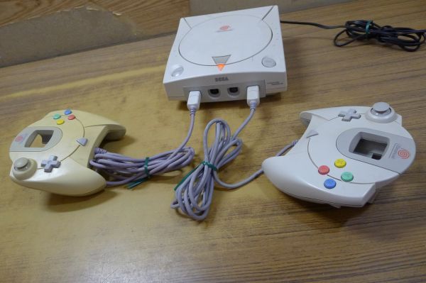 DD566 SEGA セガ Dreamcast まとめ [本体 HKT-3000(HKT-7100付)/コントローラ HKT-7700 2点], 他 DC セット 動作確認済 難あり/80の画像3