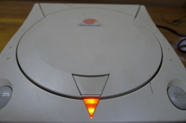 DD566 SEGA セガ Dreamcast まとめ [本体 HKT-3000(HKT-7100付)/コントローラ HKT-7700 2点], 他 DC セット 動作確認済 難あり/80の画像4