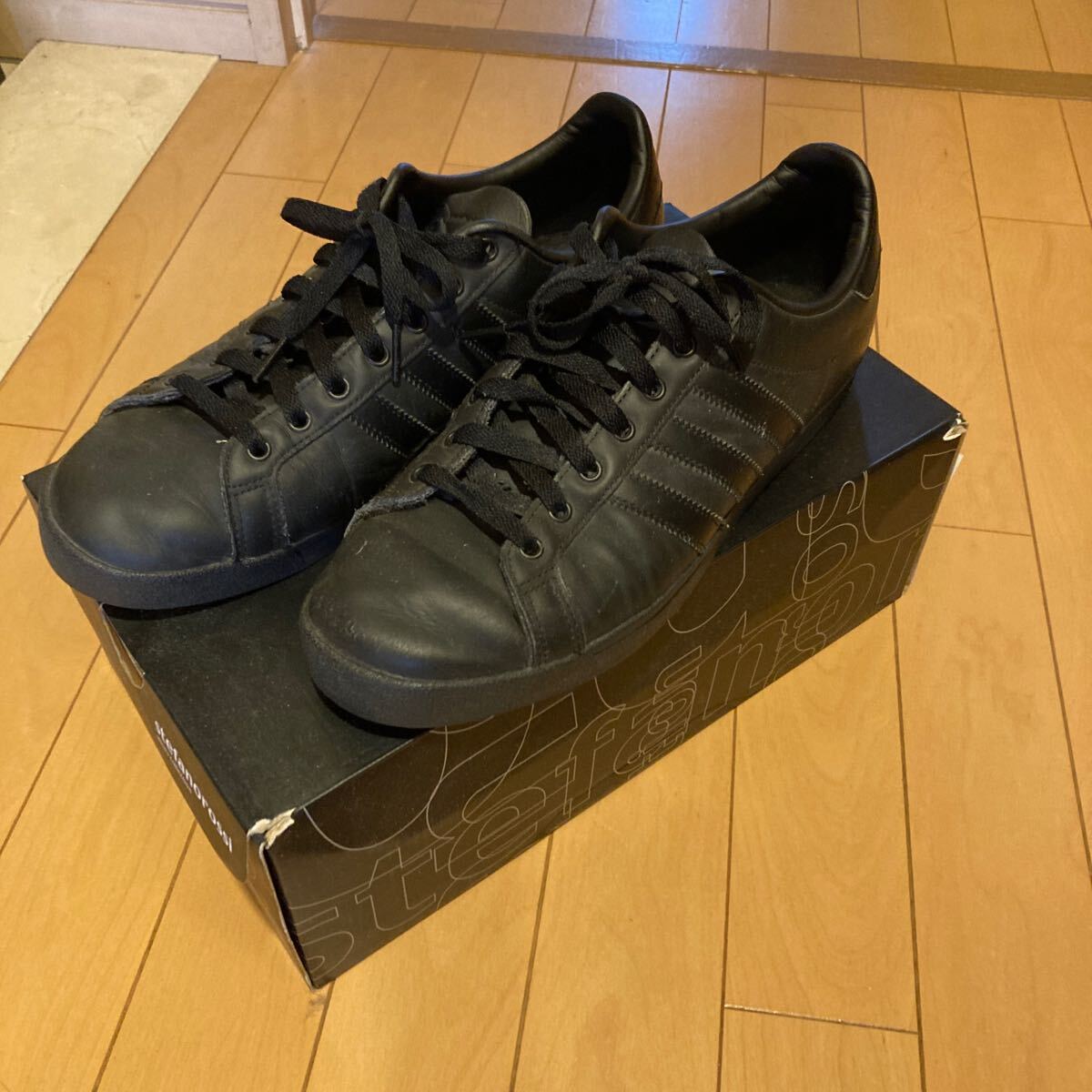 アディダス adidas 27.5センチ　BLACK シューズ_画像1