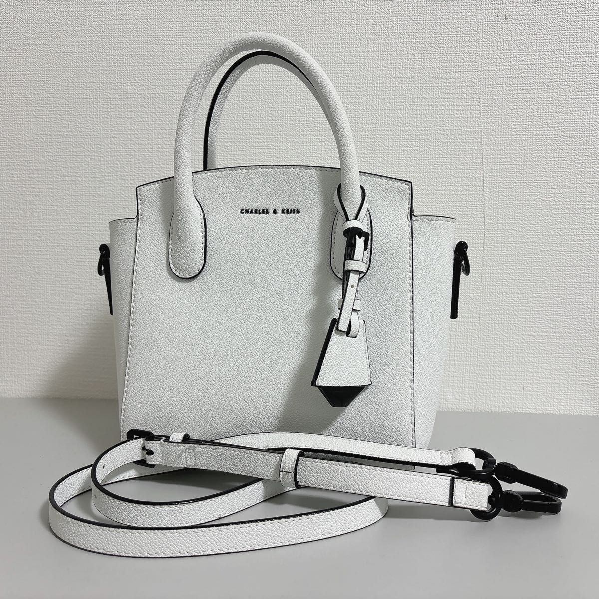 CHARLES & KEITH ダブルハンドル トラペーズトートバッグ （White）