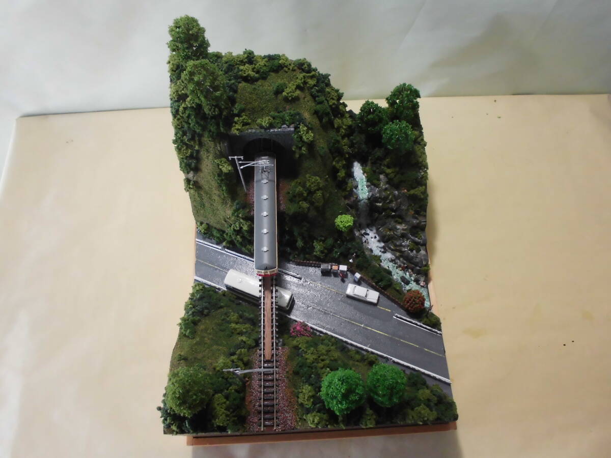 Nゲージ ジオラマ車両展示台 ～ トンネルとガーター橋・自販機コーナー～ 25cmX32cm の画像8