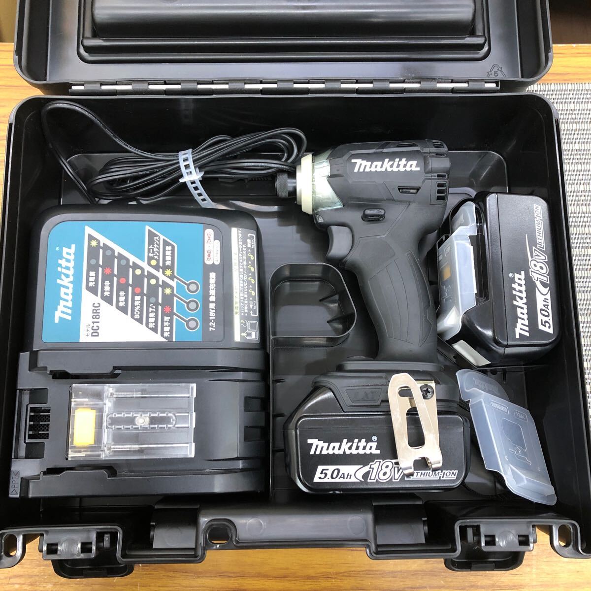 美品 マキタ インパクトドライバ TD148DRTXB 純正充電器 純正バッテリー2個 付属 18V 5.0Ah makita 充電式インパクトドライバ 黒の画像1