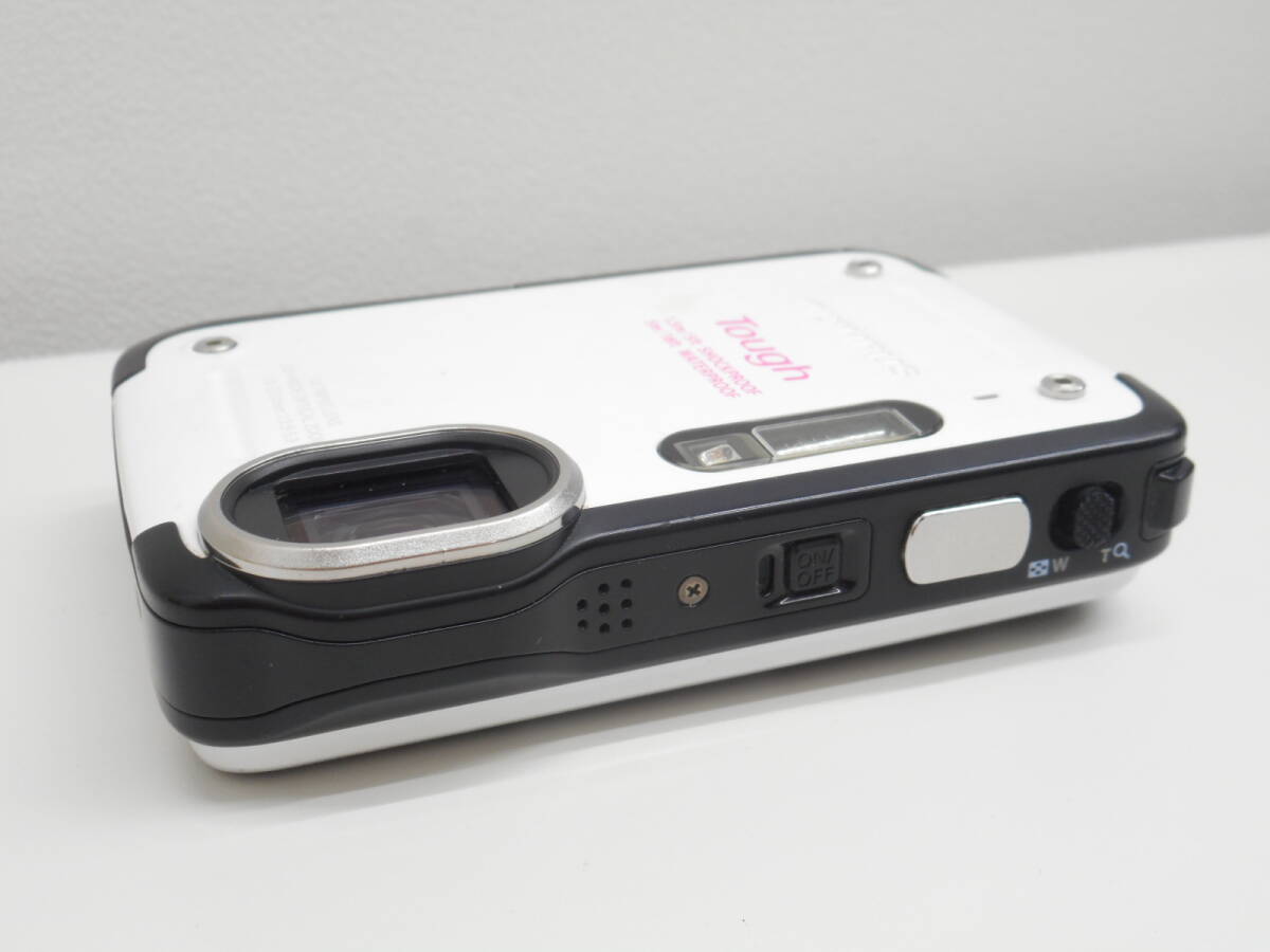 カメラ祭 オリンパス デジカメ TG-620 OLYMPUS TOUGH 白 タフ 本体とバッテリー2個 現状稼働ですが簡単なチェックのみです 傷ありの画像3