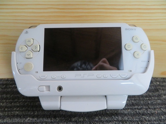 Z☆SONY PSP ホワイト本体 PSP-1000 スタンドセット ソニー 携帯ゲーム機 動作OKの画像4