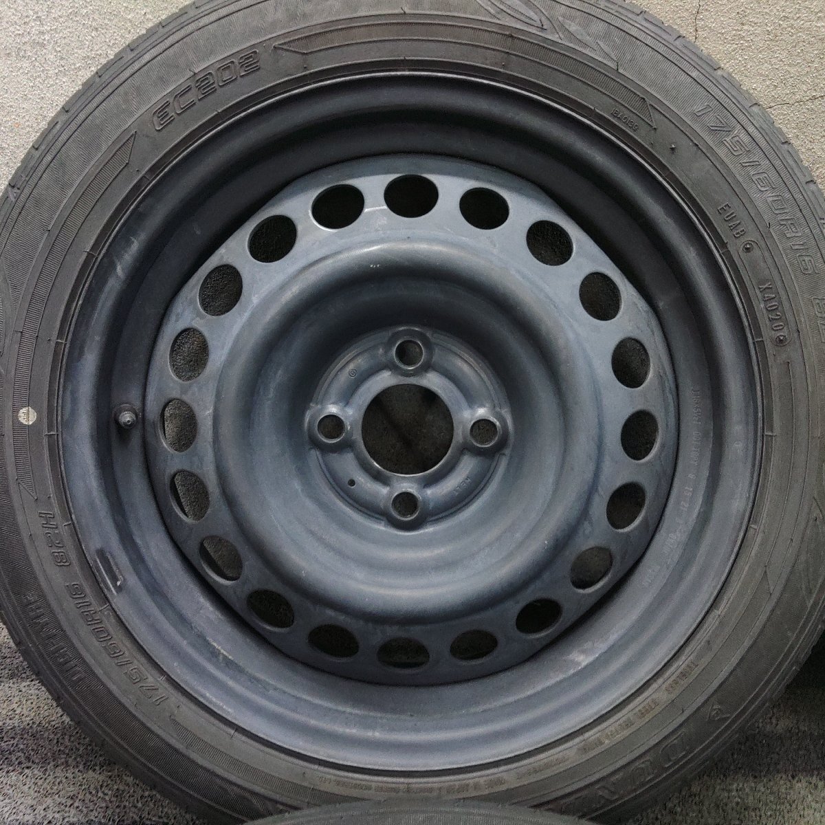 パT8822■175/60R16 DUNLOP EC202 スチール 5.5J 4H PCD100★条件付送料無料★アクア ラクティス イグニス トレジア クロスビー_画像2