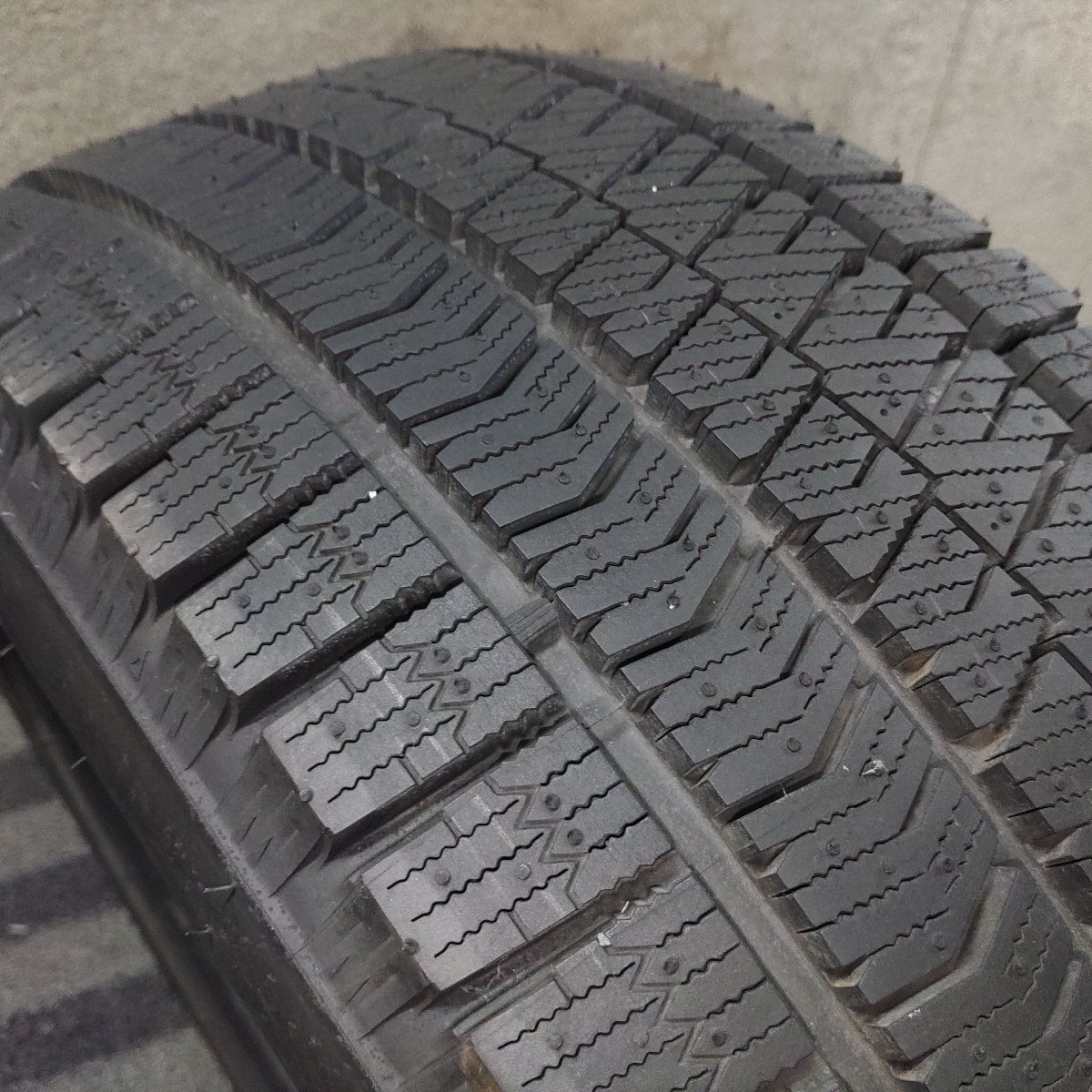 1本のみ■PT8847①■215/50R17 BRIDGESTONE BLIZZAK VRX2 21年 9.9分山 スタッドレスタイヤ★条件付送料無料★スペアの画像3