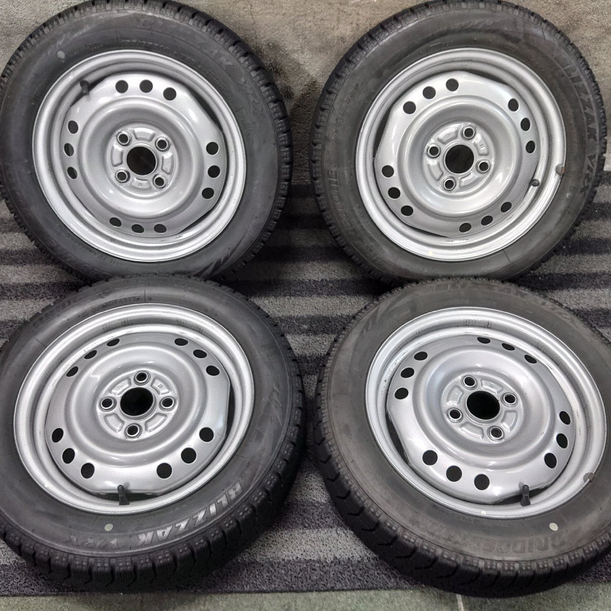 パT8862■155/65R14 BRIDGESTONE BLIZZAK VRX スチール 4.5J 4H +45 PCD100 スタッドレス★条件付送料無料★スズキ ダイハツ 軽自動車_画像1