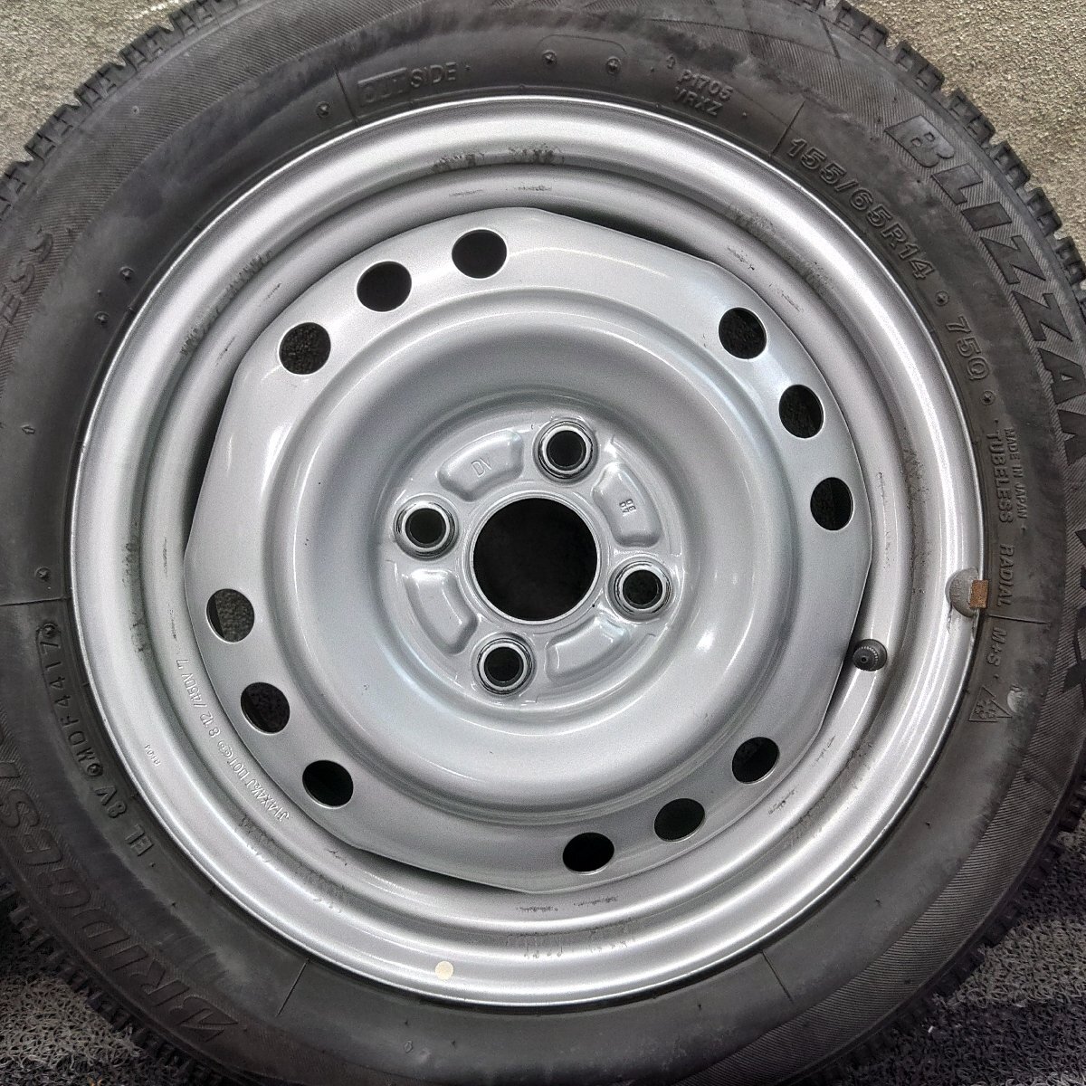 パT8862■155/65R14 BRIDGESTONE BLIZZAK VRX スチール 4.5J 4H +45 PCD100 スタッドレス★条件付送料無料★スズキ ダイハツ 軽自動車_画像2