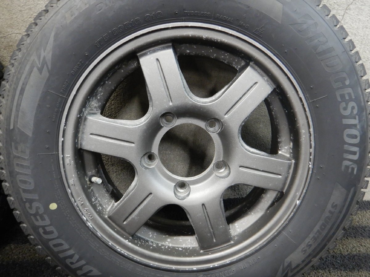 J4T7952■175/80R16 BRIDGESTONE BLIZZAK DM-V3 社外ホイール 5.5J 5H PCD139.7★条件付送料無料★2020年 超バリ溝 9分山以上 ジムニー_画像2