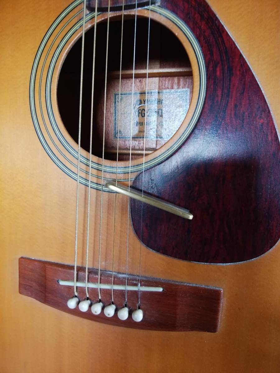 ※ギター用ミュート_装着方法：１弦よりゴムを下にし差し込む。