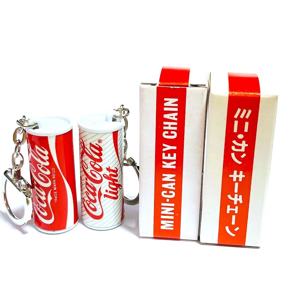 日本コカコーラ社 正規品 1970年代～ コカコーラ ライト 白缶 2本 ミニカンキーホルダー 当時物 昭和レトロ ミニチュア ノベルティ 非売品の画像2