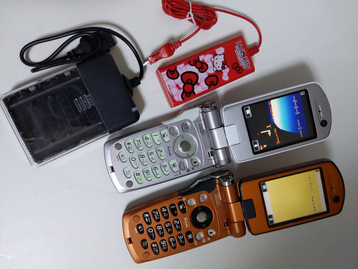 NTTドコモ FOMA P900iV ガラケー 携帯電話 FF ファイルファンタジー起動 簡易確認のみ + おまけ部品取1台と乾電池充電器 ジャンク送料無料の画像1