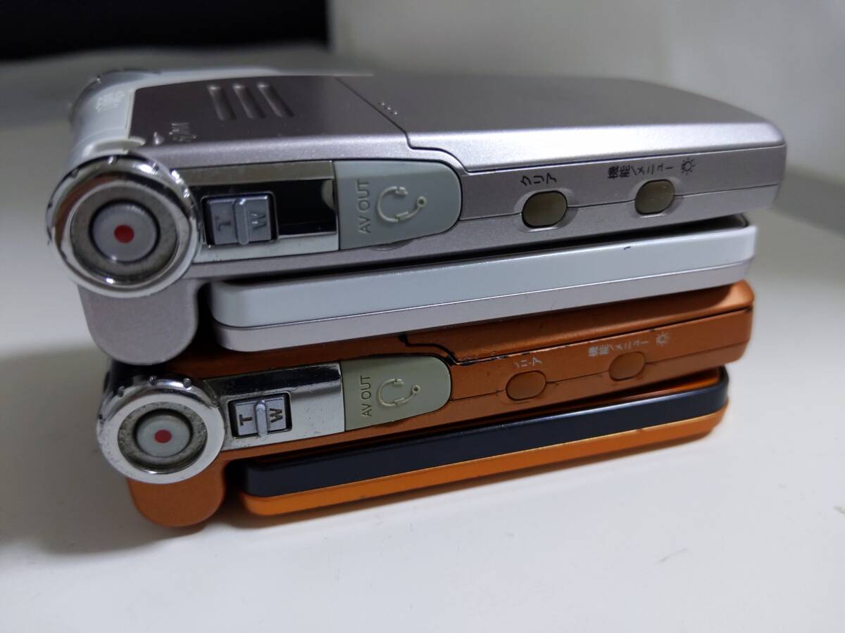 NTTドコモ FOMA P900iV ガラケー 携帯電話 FF ファイルファンタジー起動 簡易確認のみ + おまけ部品取1台と乾電池充電器 ジャンク送料無料の画像9