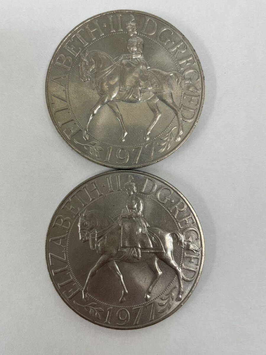 【T】イギリス エリザベス女王御即位25周年記念特大硬貨 貨幣 外国コイン 記念メダル 2枚セットの画像1