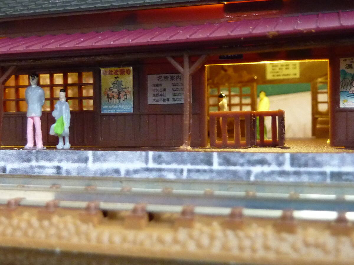 のどかな田舎の駅の風景 駅舎内が点灯 展示用 ジオラマ (ケース付) の画像6