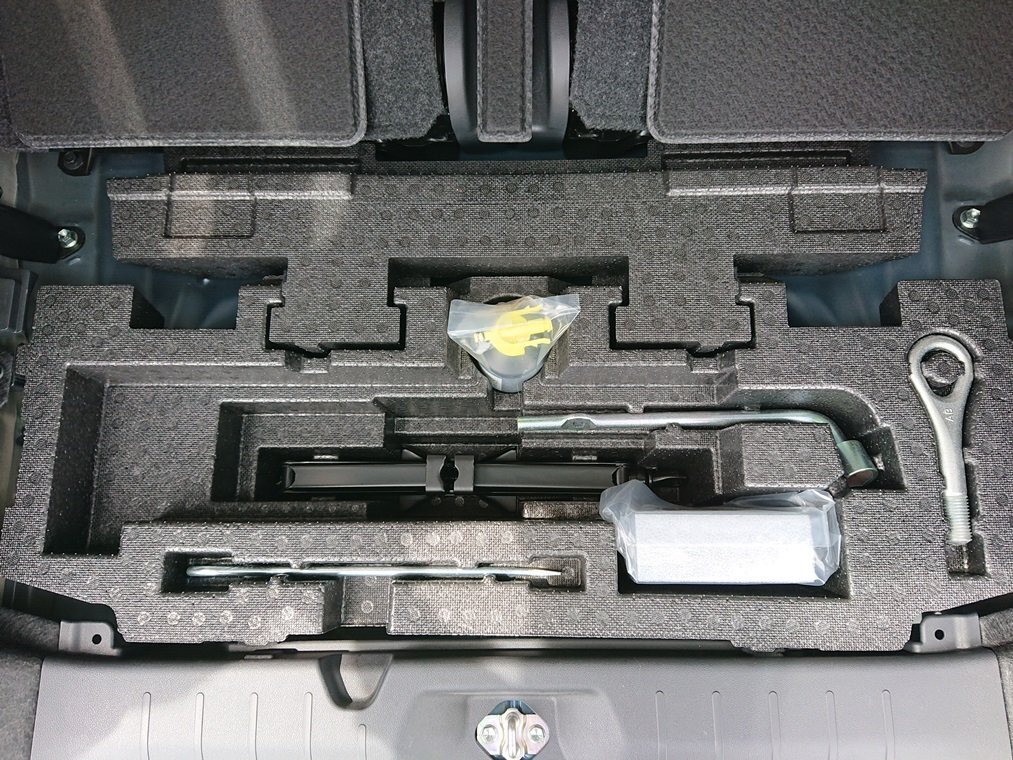 [psi] Daihatsu LA650S Tanto loaded tool ( jack * air compressor * box * board set )R2 year 