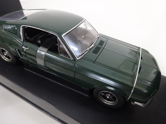 新品 未使用品 AUTO art オートアート STEVE MCQUEEN AS BULLITT 1968 フォード マスタング GT スティーブ マックイーン グリーン 緑 1/18の画像2