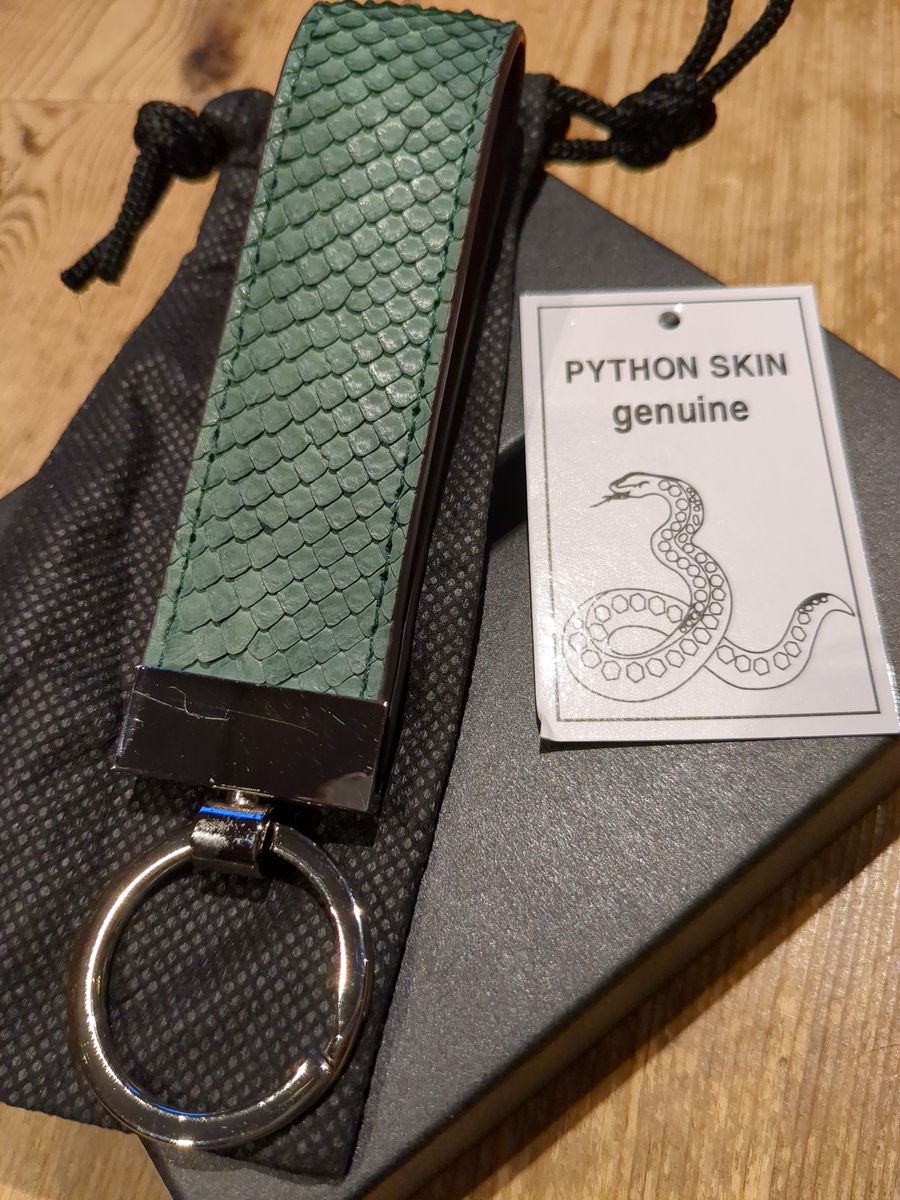 python革　パイソン　キーホルダー　未使用　今年の色