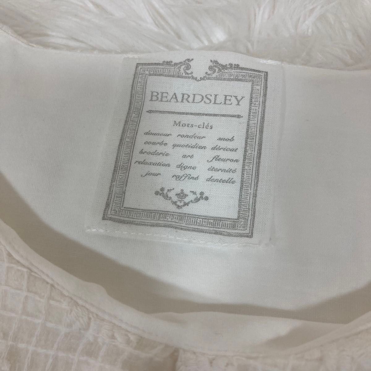 【美品】BEARDSLEY  ビアズリー 刺繍　 カットソー ホワイト　シルク　コットン ノースリーブ