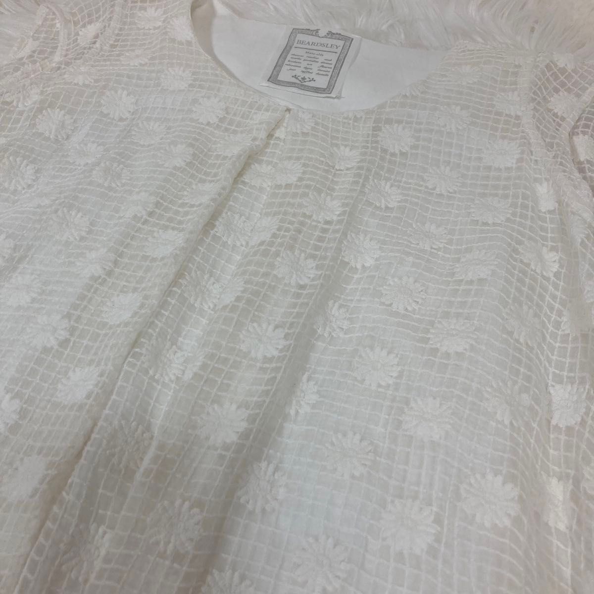 美品】BEARDSLEY ビアズリー 刺繍 カットソー ホワイト シルク 美品】BEARDSLEY ビアズリー 刺繍 カットソー ホワイト シルク