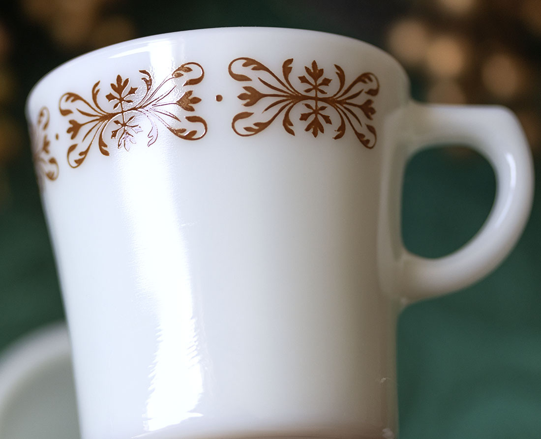 おすすめ! オールド パイレックス カッパーフィリグリー テーブルウェア マグ カップ２個 耐熱 ミルクガラス コーヒー ココア ビンテージの画像2